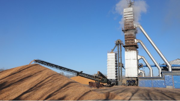 烘糧噸成本降至28元！300噸烘干塔用上秸稈直燃熱風(fēng)爐，相比燃煤一天節(jié)省一萬六！